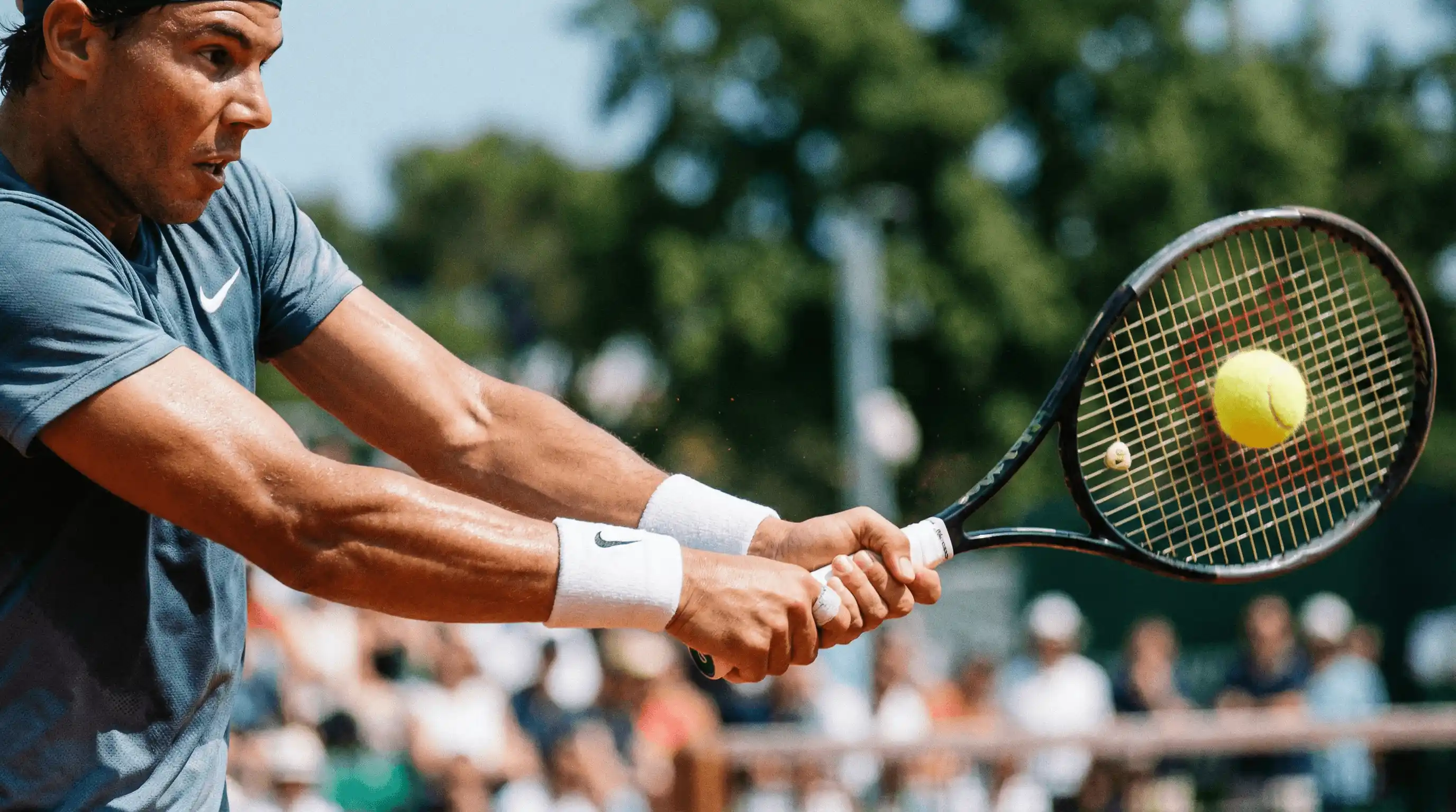 مدرب كرة قدم يشرح الاستراتيجيات التكتيكية للاعبيه على السبورة