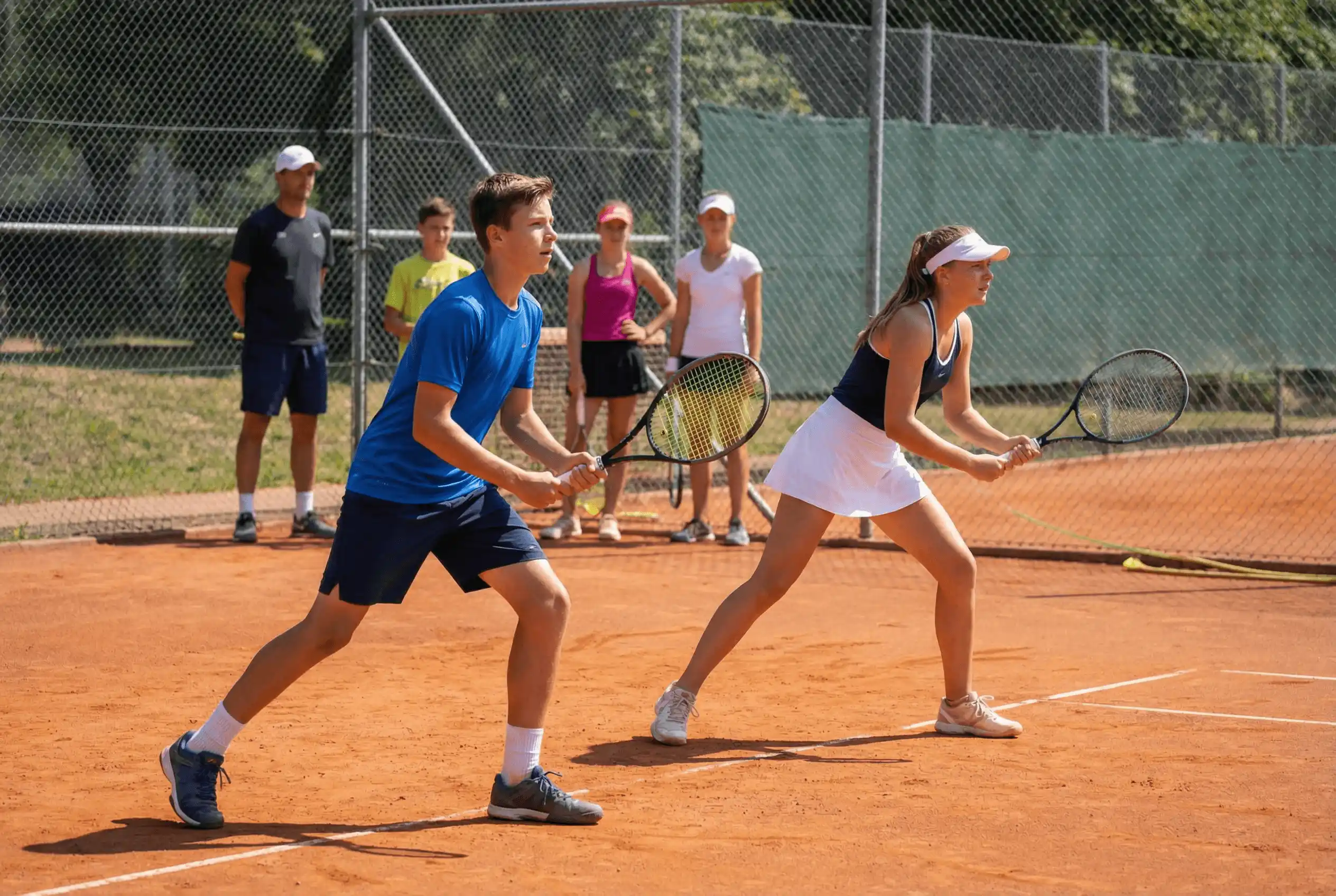 ناشئو تنس يتدربون على السرعة والرشاقة على الملعب