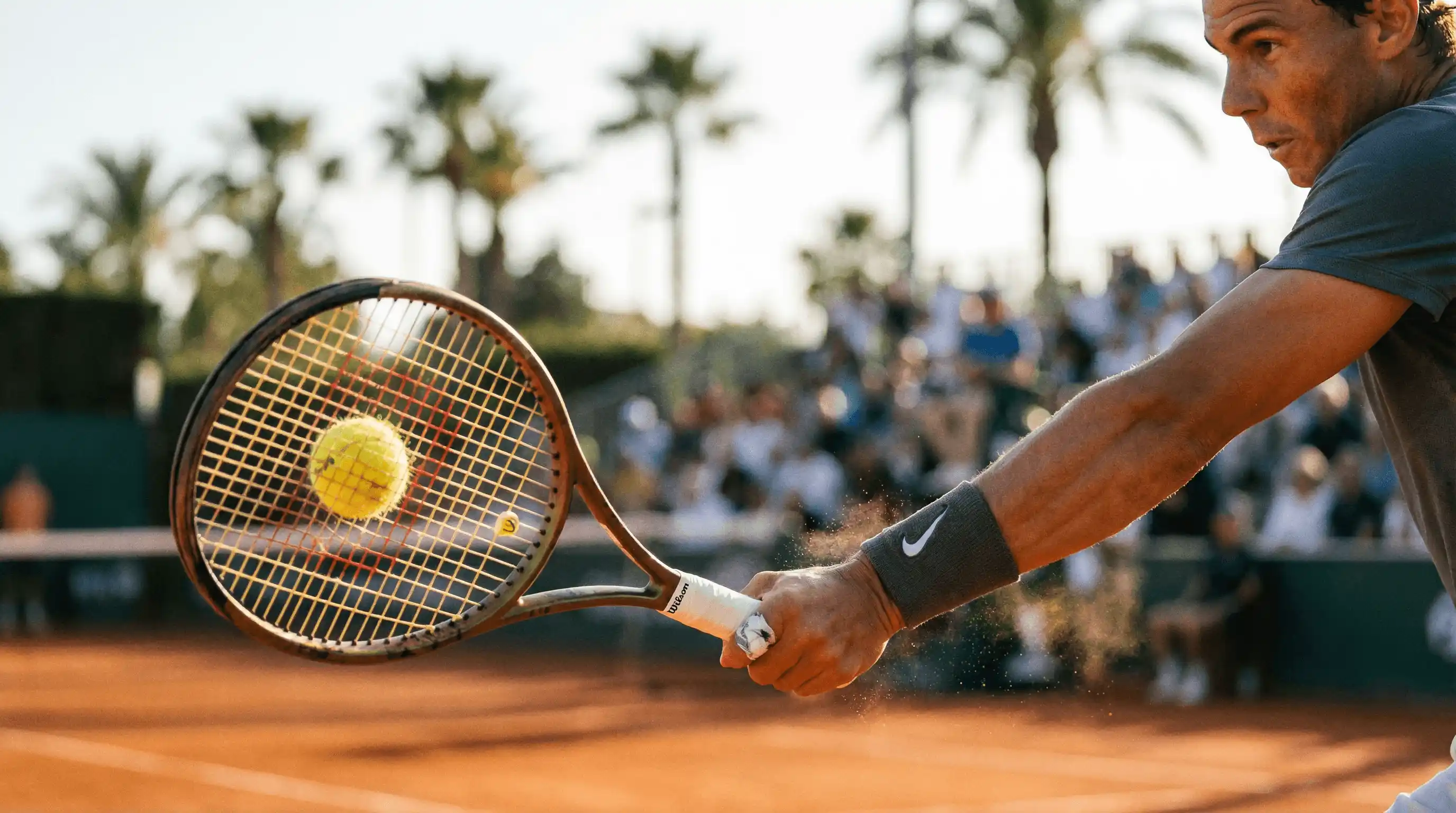 مدرب تنس يعلّم أساسيات الضرب والإرسال للاعبين